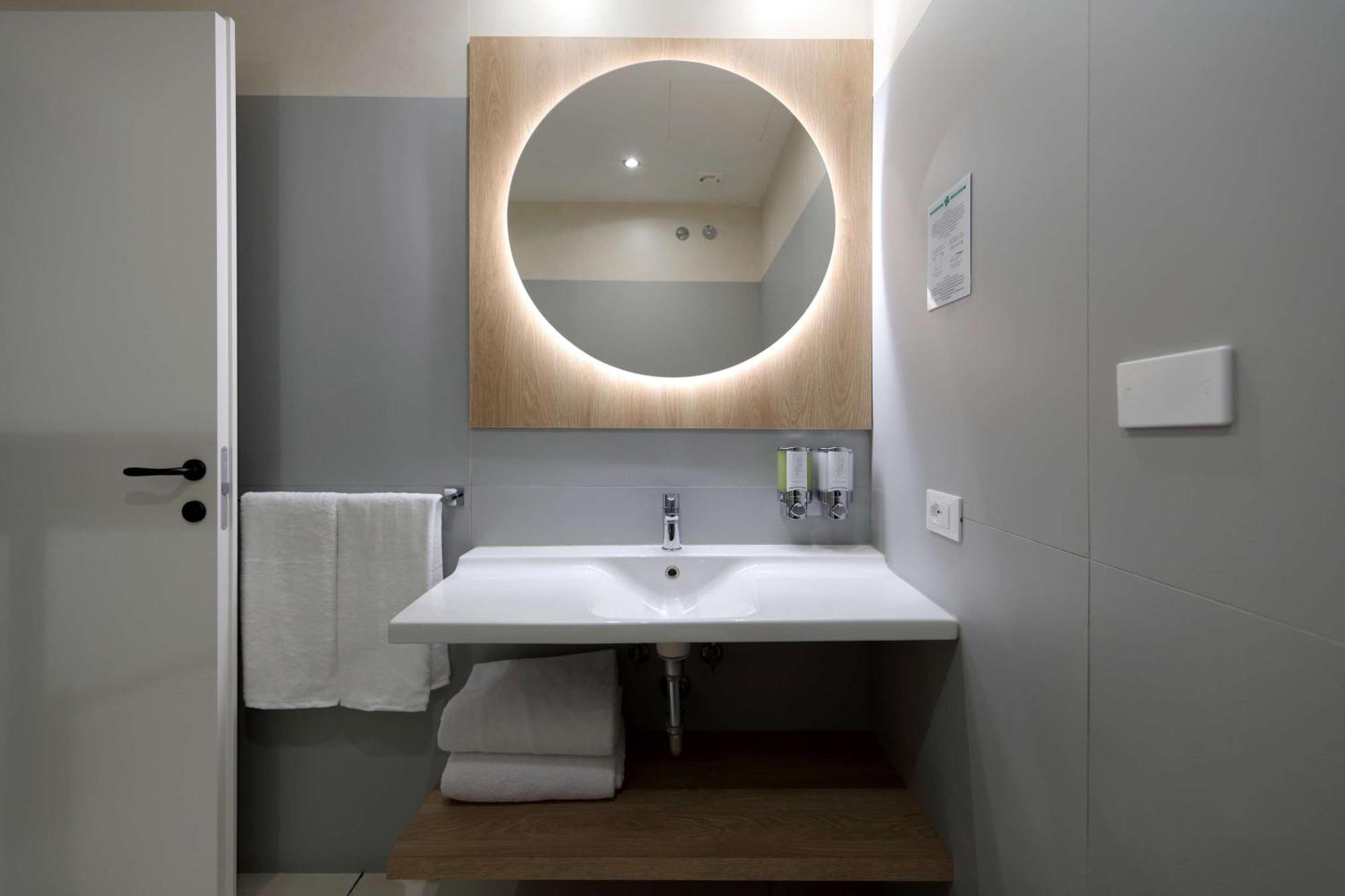 Hampton By Hilton Rome North Фиано Романо Екстериор снимка